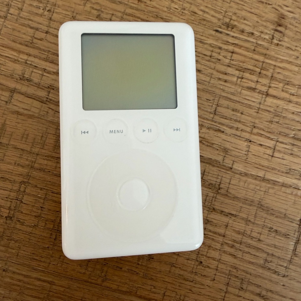 Apple iPod White 10GB for Parts Does Not Work